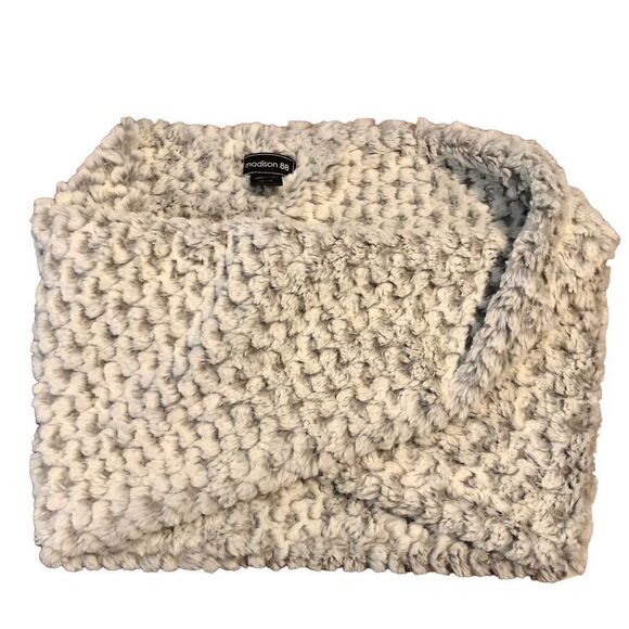 Madison 88 Women’s Infinity Cowl Scarf Faux Fur - Picture 1 of 5